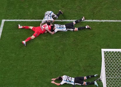 El portero Emiliano Martínez es felicitado por sus compañeros tras atajar una acción de Australia en los últimos momentos del partido.