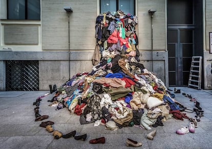 Instalación artística en el marco de la cita 'El intercambiador de ropa', que se celebra en La Casa Encendida de Madrid.