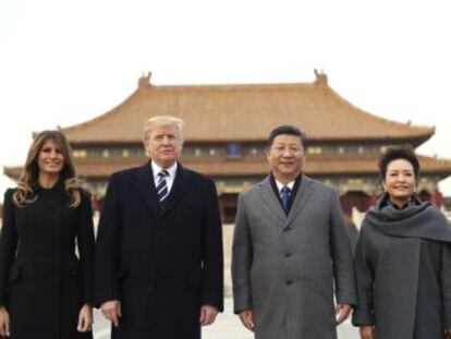 El presidente chino llega a la reunión recién confirmado para cinco años más, Trump en horas bajas