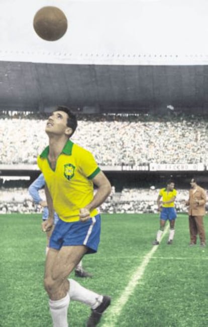 O jogador brasileiro bicampeão mundial de futebol Nilton Santos.