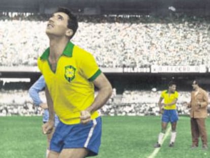 O jogador brasileiro bicampeão mundial de futebol Nilton Santos.