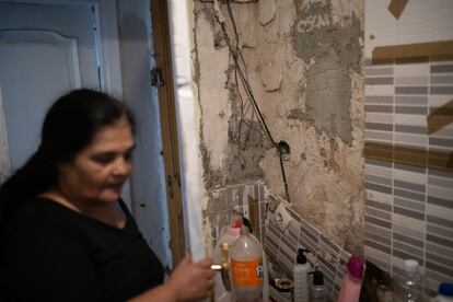 Mari Cruz Jiménez en el baño de su casa donde aparecen continuamente humedades.