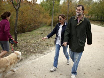 Mariano Rajoy y Elvira Fernández caminan por Aravaca el pasado 19 de noviembre.