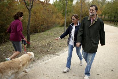 Mariano Rajoy y Elvira Fernández caminan por Aravaca el pasado 19 de noviembre.