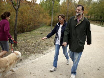 Mariano Rajoy y Elvira Fernández caminan por Aravaca el pasado 19 de noviembre.