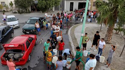 Vecinos hacen fila para recibir agua de una pipa en García (Estado de Nuevo León), en julio de 2022.