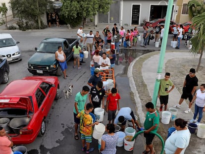 Vecinos hacen fila para recibir agua de una pipa en García (Estado de Nuevo León), en julio de 2022.