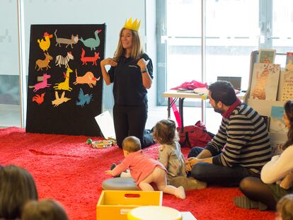 Teresa Corchete, durante uno de los talleres para los más pequeños, llamado 'Ronda de libros', en la Casa del Lector.