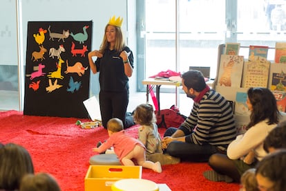 Teresa Corchete, durante uno de los talleres para los más pequeños, llamado 'Ronda de libros', en la Casa del Lector.