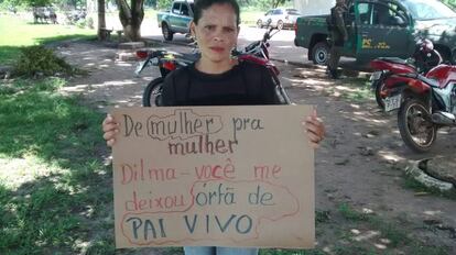 La hija sosteniendo una pancarta.