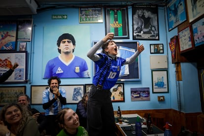 Hinchas argentinos celebran el triunfo en un bar en Buenos Aires (Argentina).
