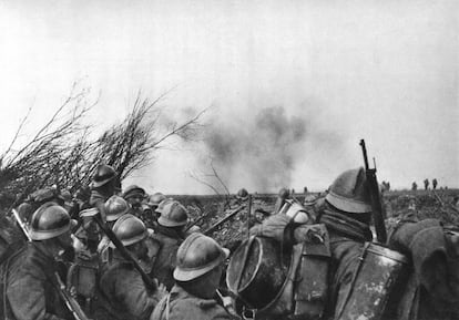 Soldados franceses en la primera línea de defensa del fuerte de Douaumont, al principio de la batalla. La toma de este fuerte por los alemanes fue vendida como una gran victoria aunque unos meses después de los franceses recuperarían todo el terreno perdido.