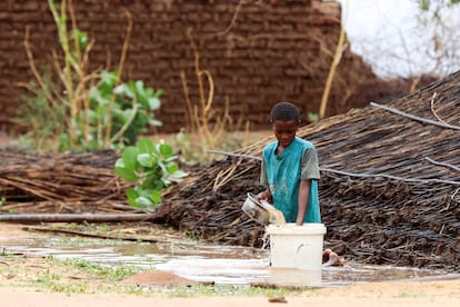 Un niño víctima de desplazamiento busca agua en el campo de Zamzam, en Sudán, en una foto de archivo de agosto de 2024.