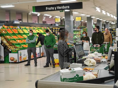 Minuto de silencio por las víctimas del coronavirus en un Mercadona próximo a Reina Victoria, en la capital.