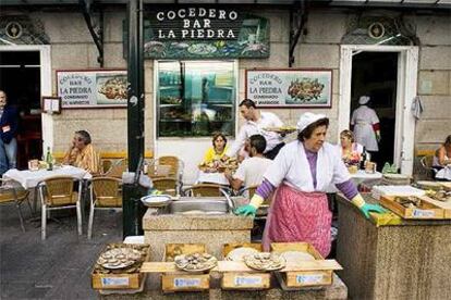 Ostras recién recogidas expuestas junto al cocedero-bar La Piedra, en el casco antiguo de Vigo.