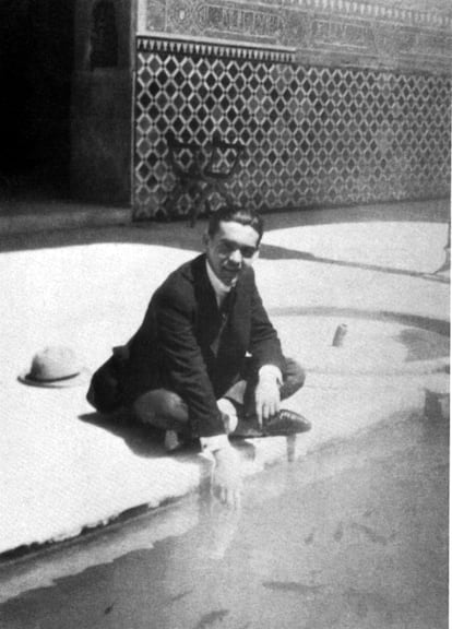 Federico García Lorca, en la Alhambra de Granada.