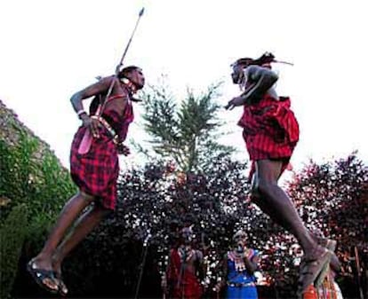 El grupo de hombres y mujeres massai bailando ayer en la plaza de la Muralla de Torroella de Montgrí.
