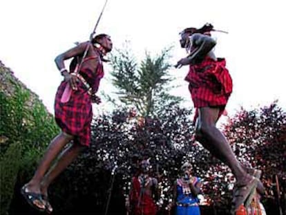 El grupo de hombres y mujeres massai bailando ayer en la plaza de la Muralla de Torroella de Montgrí.