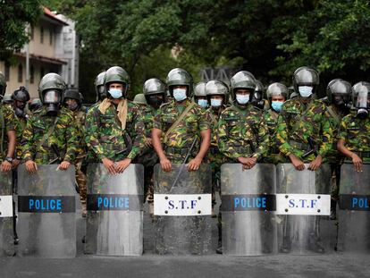 Antidisturbios forman una barricada para impedir a los manifestantes acceder de nuevo a la sede de la Presidencia en Colombo, este viernes.