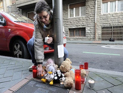 Los vitorianos dejan mensajes, velas y peluches en el lugar donde cayó la niña de 17 meses que falleció este martes.