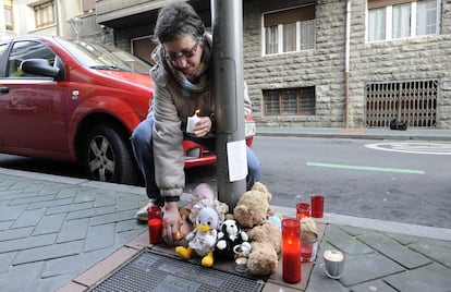 Los vitorianos dejan mensajes, velas y peluches en el lugar donde cayó la niña de 17 meses que falleció este martes.