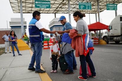 Handel Rodríguez sonríe junto a su familia mientras entrega sus documentos a un oficial de migración peruano en Tumbes (Perú). Tras expulsar a más de un centenar de inmigrantes venezolanos en solo cinco semanas, el Gobierno peruano anunció que a partir del 15 de junio los ciudadanos venezolanos necesitarían visa para entrar al país. Perú es el segundo país con mayor cantidad de inmigrantes de esta nacionalidad tras Colombia.