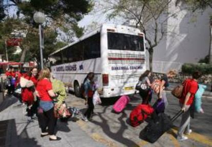 Varios universitarios británicos a su llegada a la población de Salou (Tarragona) para participar en el festival Saloufest.