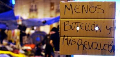 Detalle de una de los numerosas pancartas y carteles que cuelgan en la madrileña Puerta del Sol