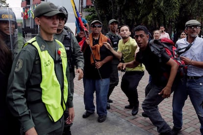 Un grupo de partidarios del gobierno venezolano se enfrentan a diputados de la oposición que se manifiestan frente al Tribunal supremo de Justicia.