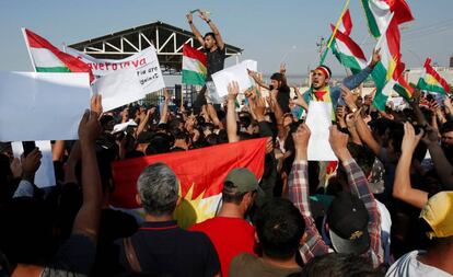 Decenas de kurdos se manifiestan contra la ofensiva turca, este jueves en Erbil (Irak).