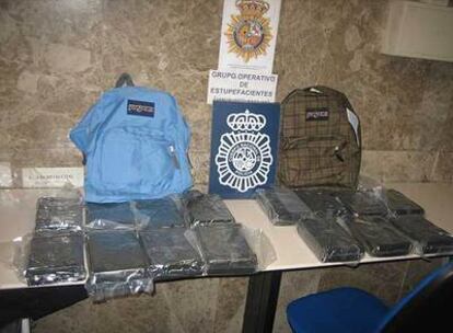 En mochilas como éstas transportaban la droga desde el departamento de objetos perdidos.
