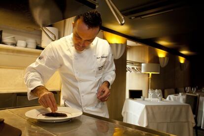 Iván Domínguez, el cocinero que abre las jornadas de Leioa, en su restaurante Casa Marcelo, en Santiago de Compostela.