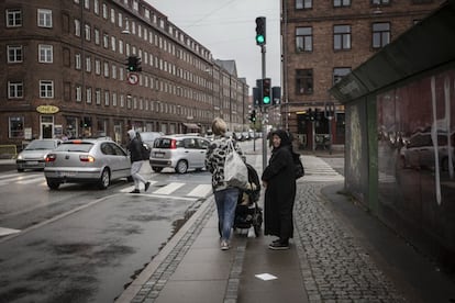 Una calle adyacente al barrio de Mjolnerparken, en Copenhague, en 2018.