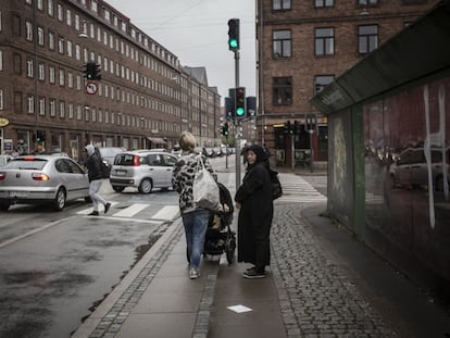 Una calle adyacente al barrio de Mjolnerparken, en Copenhague, en 2018.