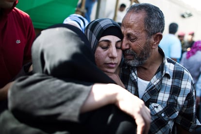 Un prisionero palestino se abraza con su familia nada más llegar a Ramala, en Cisjordania.