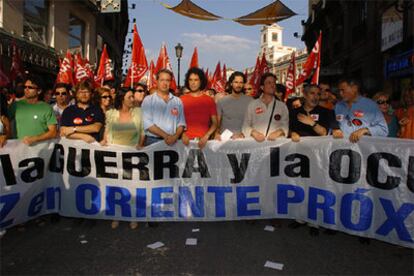 Pedro Zerolo y Gaspar LLamazares, en la cabecera de la manifestación  de Madrid contra la intervención israeli en Líbano.