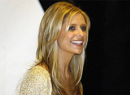 Los actores Freddie Prinze Jr y Sarah Michelle Gellar serán padres por primera vez el próximo otoño, según publica la revista 'People'. Fuentes cercanas a la pareja han asegurado que los futuros padres, que se casaron hace seis años, están muy emocionados con la noticia. Sarah Michelle Gellar , conocida por su papel en la serie 'Buffy cazavampiros', volverá además pronto a la televisión ya que ha confirmado su aparición en el capítulo piloto de 'The Wonderful Maladys', un proyecto la cadena estadounidense HBO.