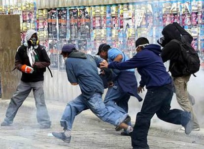 Miembros de la Asamblea Popular de los Pueblos de Oaxaca, durante los enfrentamientos protagonizados con la policía federal este lunes en Oaxaca.