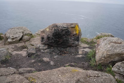 Restos de una hoguera en el cabo de Fisterra.