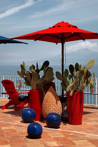 El rojo y azul son los colores de la bandera de Campania (la región de Sorrento). Una elección de tonos, a su vez, muy mediterránea. 