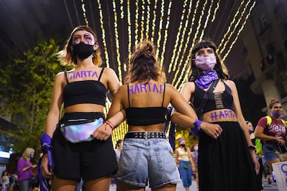 Manifestantes escrevem "farta" em seis corpos em protesto contra a violência machista em Montevidéu, no dia 8.