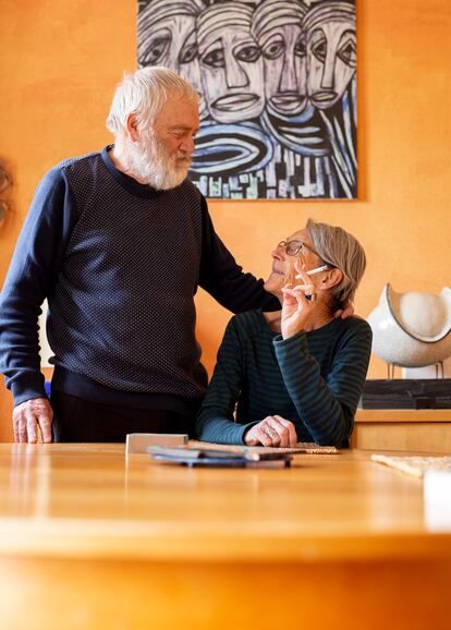 José Ferrandis y Annie Lelaure. Llegaron de Francia hace más de 25 años. Eligieron el Poblenou porque está cerca de mar, era tranquilo, económico y porque tenían familia en el barrio. José es hijo de exiliados republicanos, Annie siempre ha trabajado en cuestiones sociales.