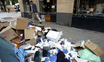 Basura acumulada en la calle Buen Suceso.