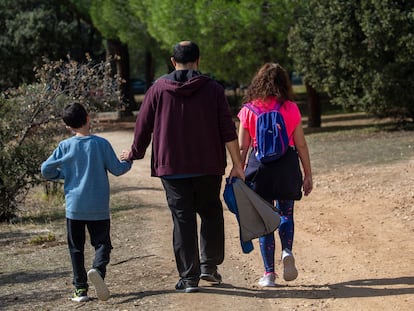 Una familia pasea por la Casa de Campo en Madrid.