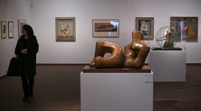 Al fondo, la obra de Man Ray con los labios de Miller y en primer plano, 'Reclining Figure', de Herny Moore.
