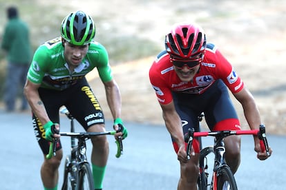 Roglic, a la izquierda, y Carapaz, en plena pelea en la ascensión a Moncalvillo.