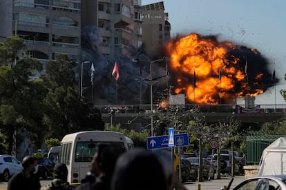 Una explosión causada por un ataque israelí este viernes en el sur de Beirut.