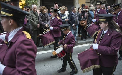 Tamborileros de todas las edad, durante la Semana Sana en Barcelona.
