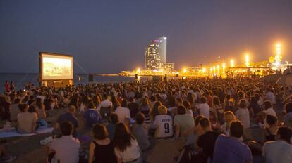 Una de les sessions del cinema a la fresca a la platja de la Barceloneta.