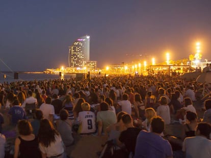 Una de les sessions del cinema a la fresca a la platja de la Barceloneta.